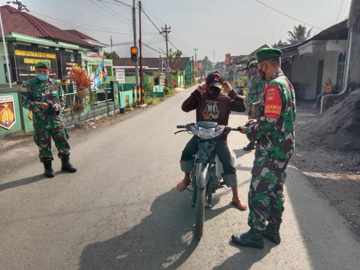 Koramil 08/Sapuran Lakukan Operasi Yustisi dan bagikan masker